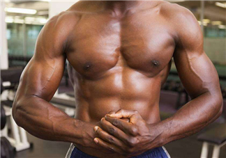 坐姿推胸能練下胸嗎？坐姿推胸和臥推哪個(gè)效果好？