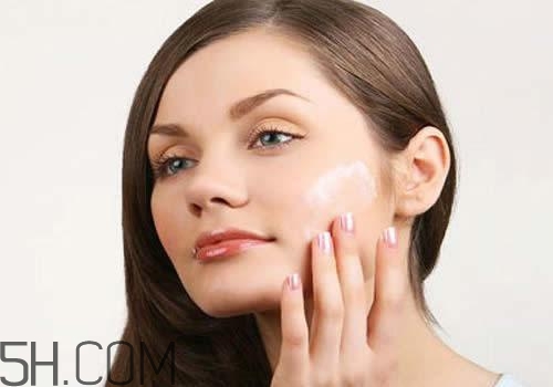 敷面膜前要擦水和乳液?jiǎn)?敷面膜后要擦水和乳液?jiǎn)? alt=
