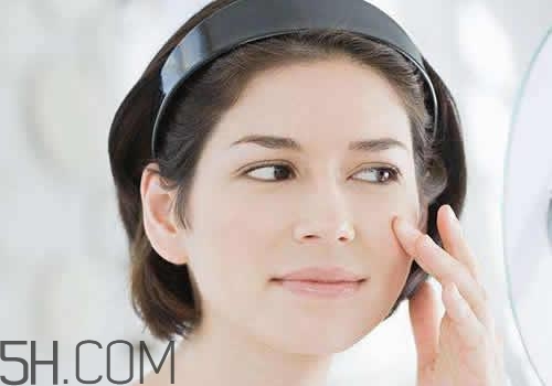 敷面膜前要擦水和乳液?jiǎn)?敷面膜后要擦水和乳液?jiǎn)? alt=