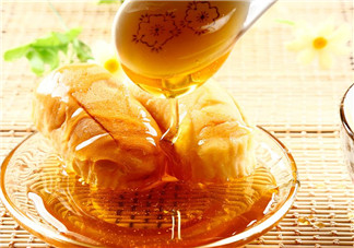 不宜喝蜂蜜的人群有哪些？蜂巢蜜和蜂蜜哪個好？