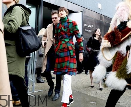 格子大衣里面怎么搭配？格子大衣搭配圖