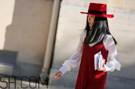 紅色衣服染色了怎么辦？紅色衣服染上黑色怎么洗掉？