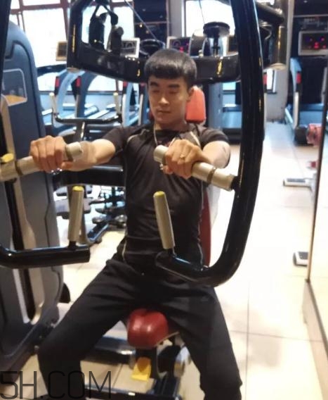 坐姿推胸多重合適？坐姿推胸怎么確定重量？