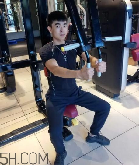 坐姿推胸多重合適？坐姿推胸怎么確定重量？