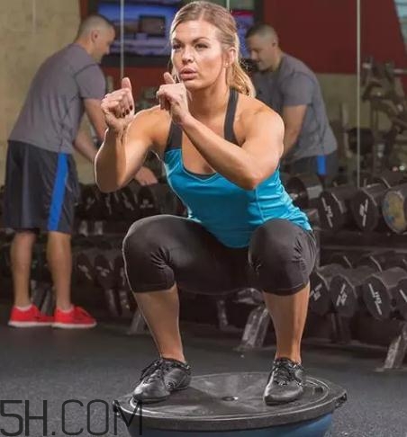 深蹲和硬拉是壯陽的嗎？深蹲和硬拉哪個對腰有傷害？