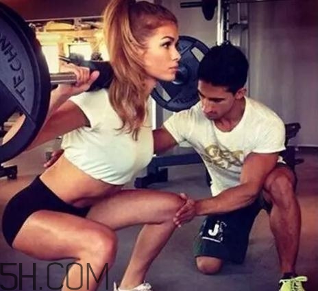 深蹲和硬拉是壯陽的嗎？深蹲和硬拉哪個對腰有傷害？