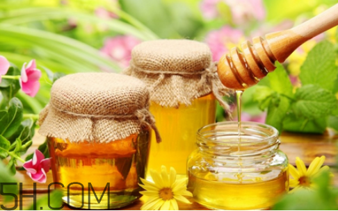 喝蜂蜜水能解酒嗎？蜂蜜吃多了會(huì)怎樣？