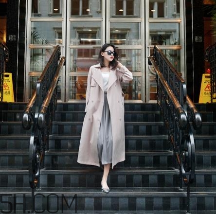 粉色衣服配什么顏色的褲子？粉色衣服搭配褲子圖片