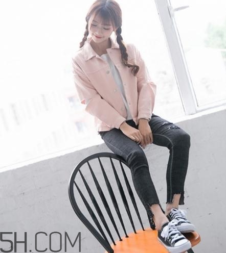 粉色衣服配什么顏色的褲子？粉色衣服搭配褲子圖片