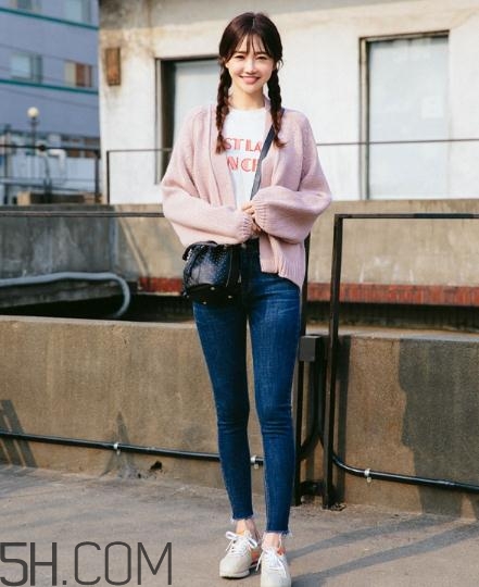 粉色衣服配什么顏色的褲子？粉色衣服搭配褲子圖片