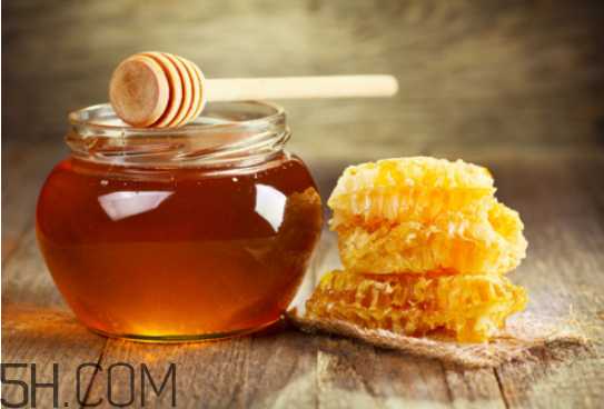 不宜喝蜂蜜的人群有哪些？蜂巢蜜和蜂蜜哪個(gè)好？