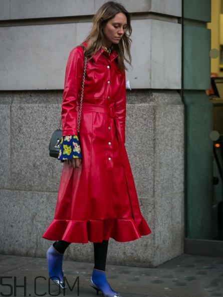 紅色衣服配什么顏色包包？紅色衣服搭配包包圖片