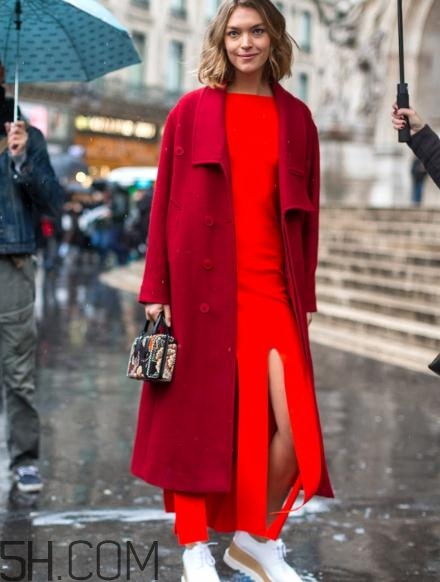 紅色衣服配什么顏色包包？紅色衣服搭配包包圖片