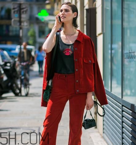 紅色衣服配什么顏色包包？紅色衣服搭配包包圖片