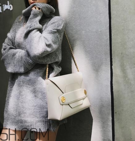 白色包包被衣服染色了怎么辦？白色包包染色怎么去除？