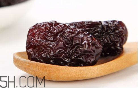 黑棗泡黃酒的方法 黑棗泡黃酒的功效 黑棗泡黃酒的方法 黑棗泡黃酒的功效