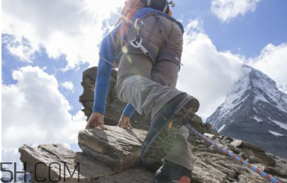 夏天爬山穿什么鞋？經(jīng)常爬山對(duì)膝蓋不好嗎？