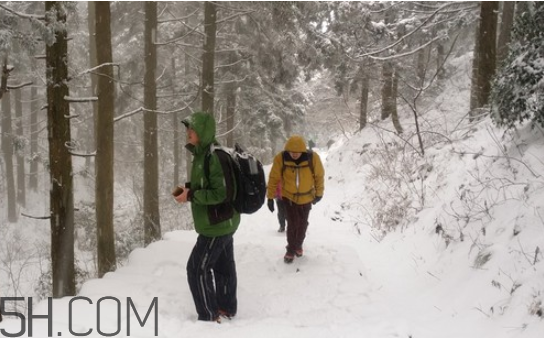 下雪爬山要準(zhǔn)備什么？爬山后小腿疼怎么按摩？