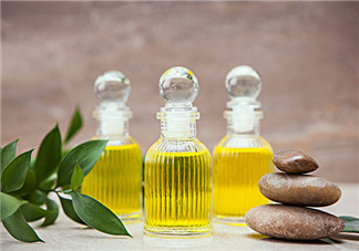 臉部精油按摩的好處 面部精油按摩手法圖解