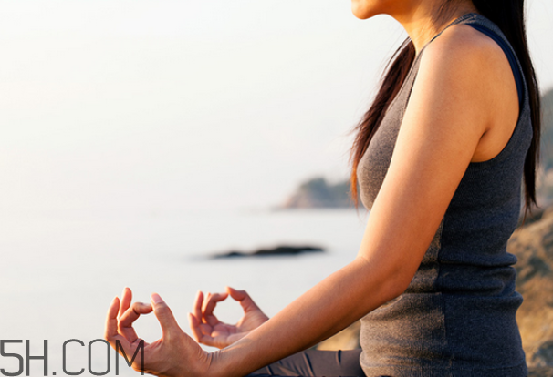 第一次練瑜伽需要準備什么？女性瑜伽基本動作