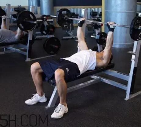 臥推是練什么的？臥推是有氧還是無氧？