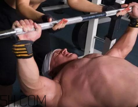 臥推能練腹肌嗎？臥推可以豐胸嗎？