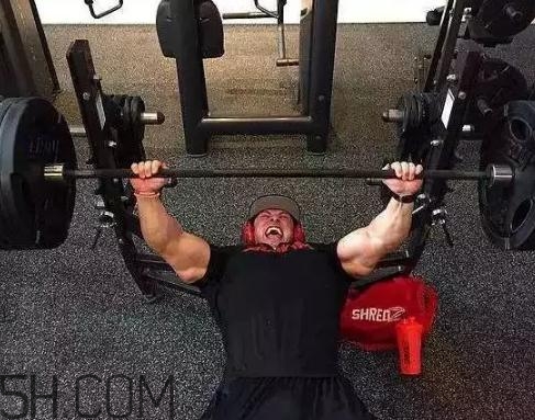 臥推能練腹肌嗎？臥推可以豐胸嗎？