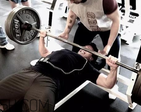 臥推會(huì)影響身高嗎？臥推會(huì)不會(huì)影響發(fā)育？