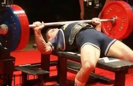 什么是斷頭臺(tái)臥推？杠鈴斷頭臺(tái)臥推怎么做？