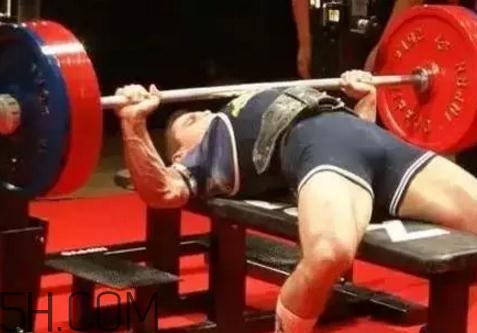 臥推要不要觸胸？臥推速度快好還是慢好？