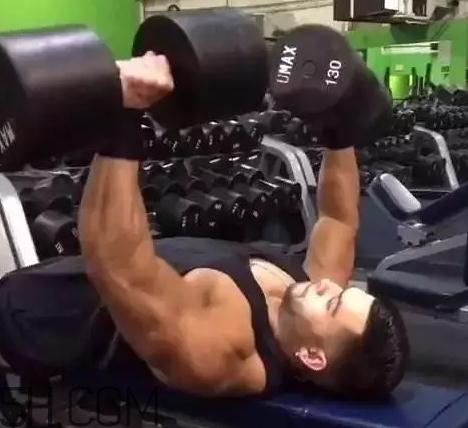 臥推和俯臥撐哪個好？臥推和俯臥撐練胸區(qū)別