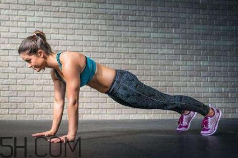 臥推和俯臥撐哪個好？臥推和俯臥撐練胸區(qū)別