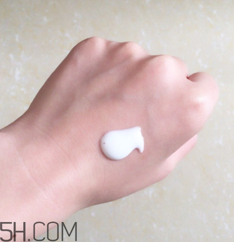 日吻牛初乳保濕提亮精華乳液怎么樣？多少錢？