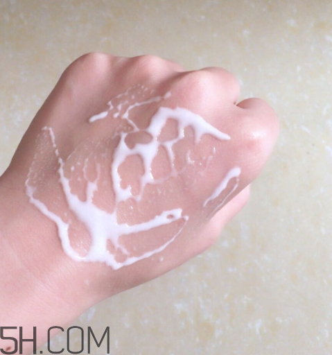 日吻牛初乳保濕提亮精華乳液怎么樣？多少錢？