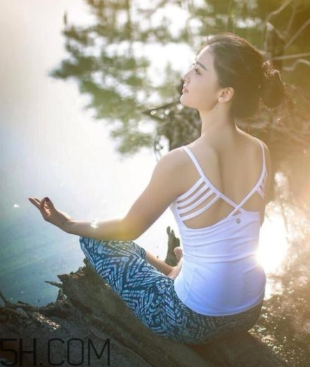 頸椎病人練瑜伽的好處？瑜伽治療便秘的動作