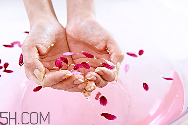 冬天用冷水洗臉會(huì)怎樣 冷水涼水皆不宜 冬天用冷水洗臉會(huì)怎樣 冷水涼水皆不宜