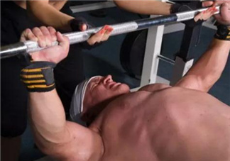 臥推要不要觸胸？臥推速度快好還是慢好？