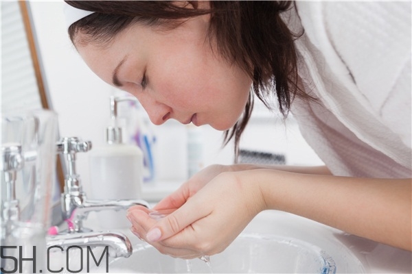 冬天用冷水洗臉會(huì)怎樣 冷水涼水皆不宜 冬天用冷水洗臉會(huì)怎樣 冷水涼水皆不宜