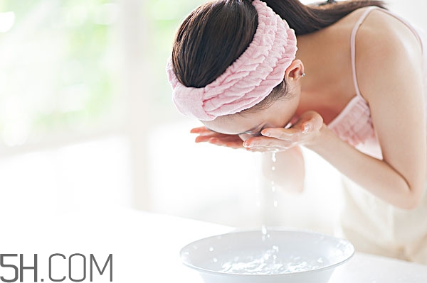 冬天用冷水洗臉會(huì)怎樣 冷水涼水皆不宜 冬天用冷水洗臉會(huì)怎樣 冷水涼水皆不宜