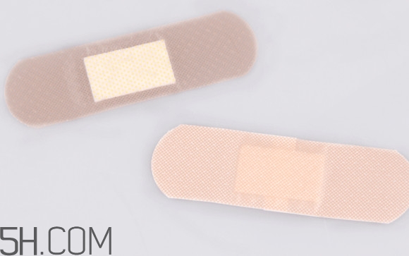 創(chuàng)可貼是創(chuàng)口貼嗎？創(chuàng)口貼跟創(chuàng)可貼的區(qū)別