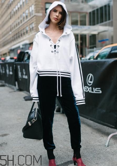 肩寬的女生適合穿衛(wèi)衣嗎？肩寬穿衛(wèi)衣好看嗎？