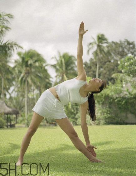 練瑜伽要穿內(nèi)衣嗎？練瑜伽會使小腿變粗嗎？