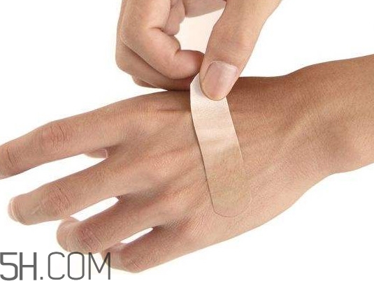 創(chuàng)可貼怎么撕下來不痛？創(chuàng)可貼正確使用方法