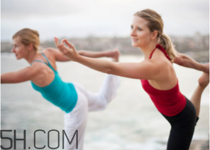 膝蓋疼怎么練瑜伽好？冬天練瑜伽的好處