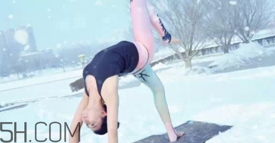 膝蓋疼怎么練瑜伽好？冬天練瑜伽的好處