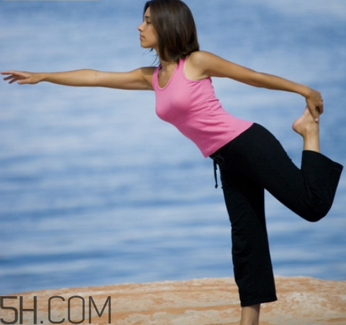 膝蓋疼怎么練瑜伽好？冬天練瑜伽的好處