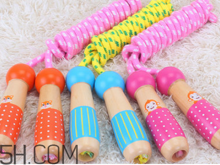 什么時(shí)候跳繩減肥效果最好？跳繩漏尿是怎么回事？