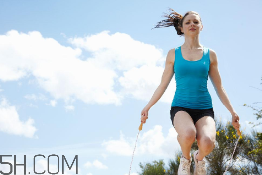 怎樣跳繩能減肚子贅肉？冬天跳繩不出汗能減肥嗎？