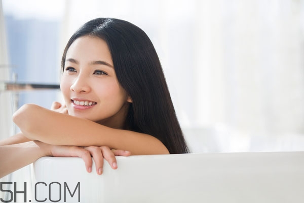 冬天洗澡頭發(fā)怎么辦 洗澡時不想洗頭發(fā)怎么辦 冬天洗澡頭發(fā)怎么辦 洗澡時不想洗頭發(fā)怎么辦