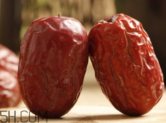 椰棗和紅棗哪個(gè)營(yíng)養(yǎng)好？棗椰和椰棗有區(qū)別嗎